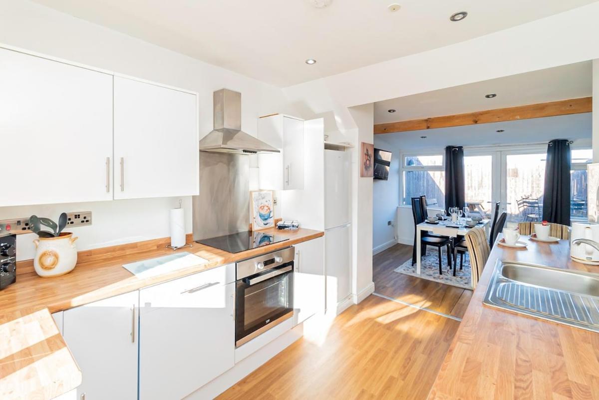 Near Centre, Private Garden, Parking, Netflix, Long Savings Apartment *