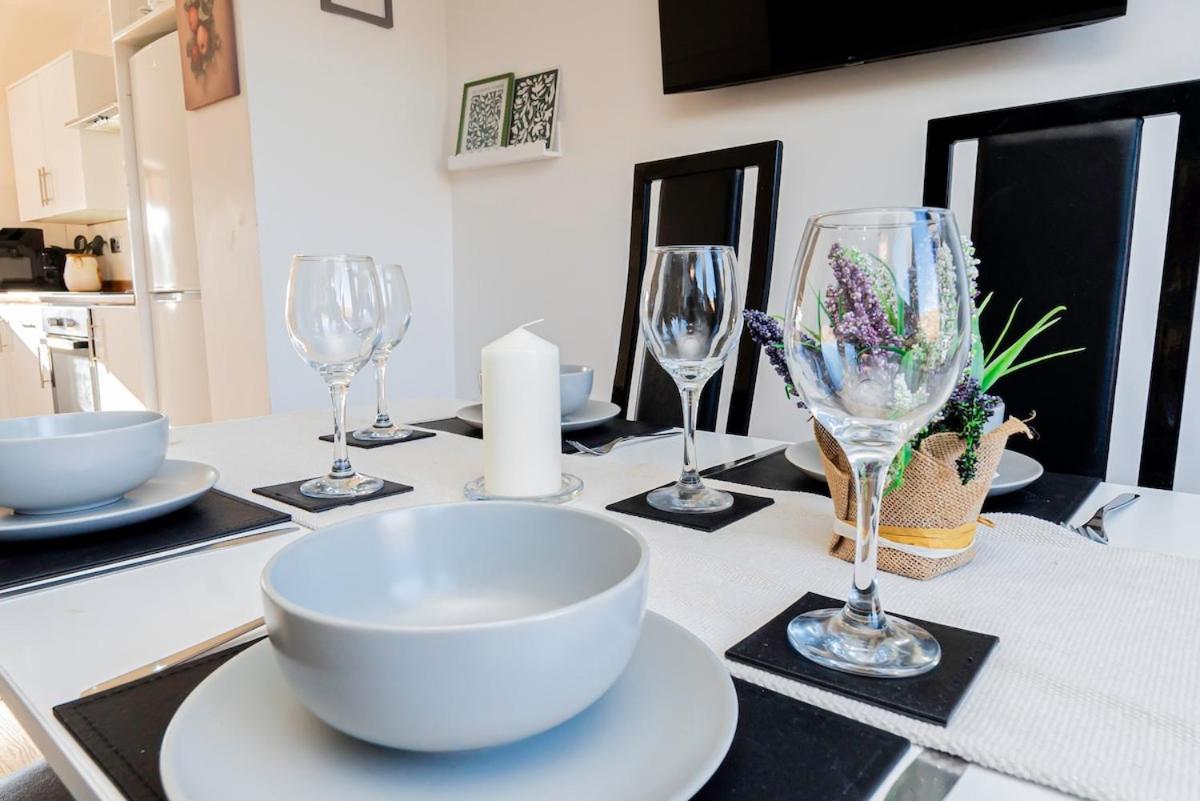 Near Centre, Private Garden, Parking, Netflix, Long Savings Apartment