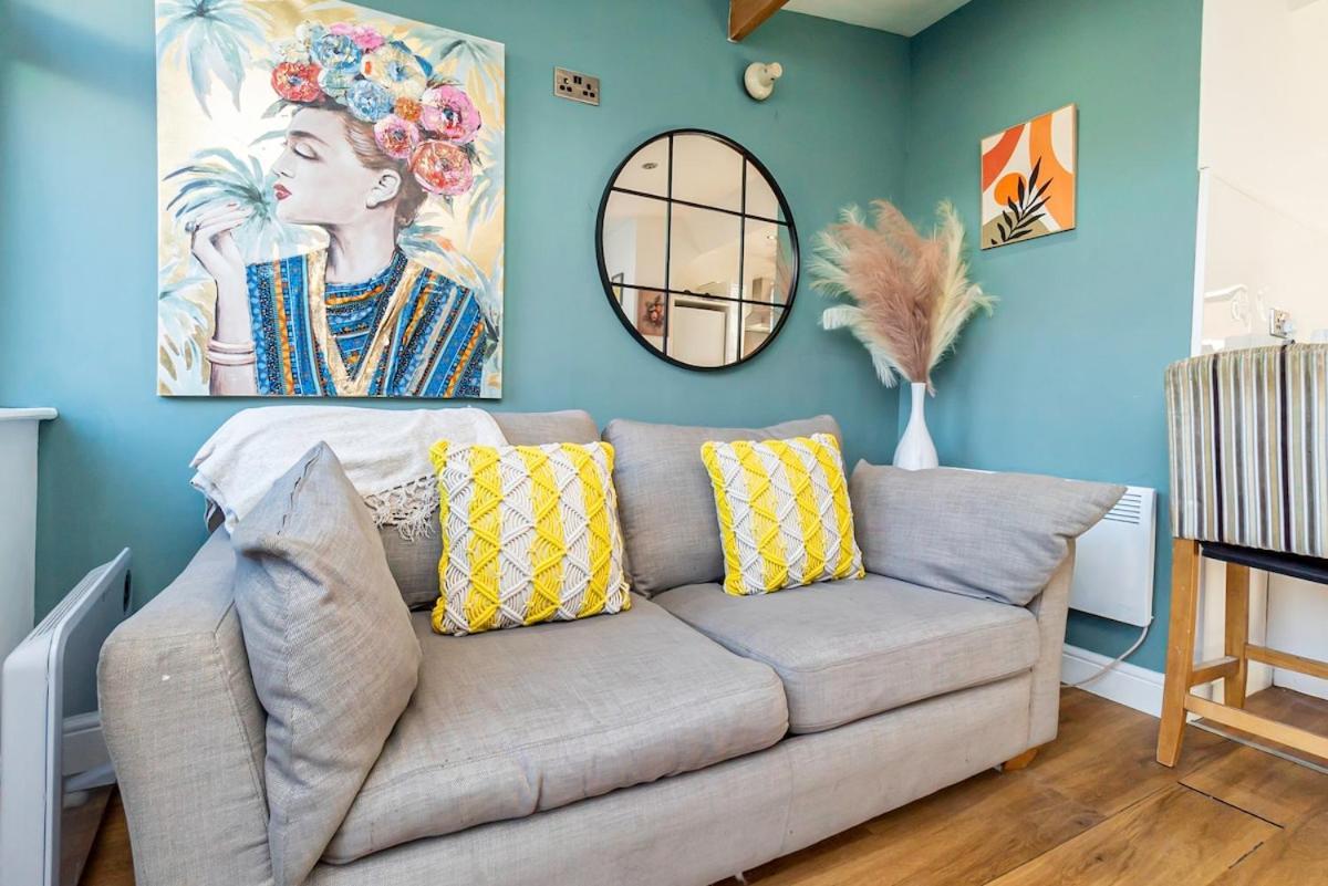 Apartment Near Centre, Private Garden, Parking, Netflix, Long Savings