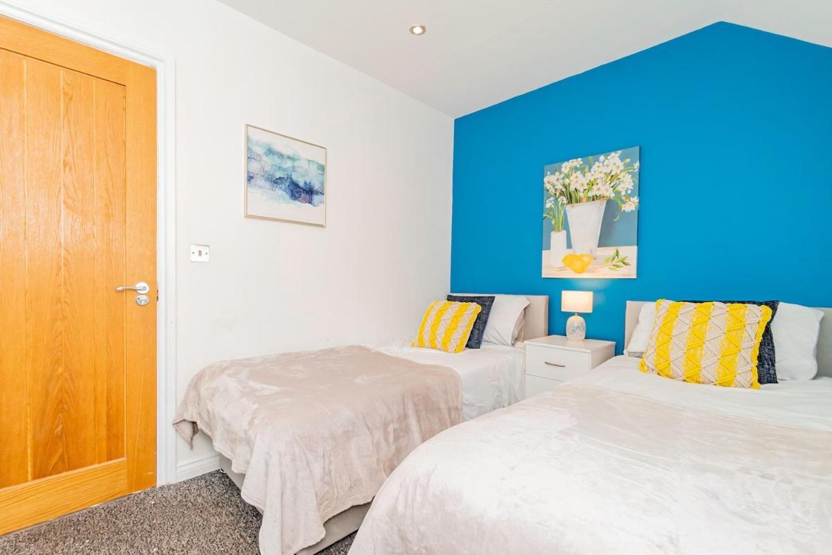 Near Centre, Private Garden, Parking, Netflix, Long Savings Apartment *