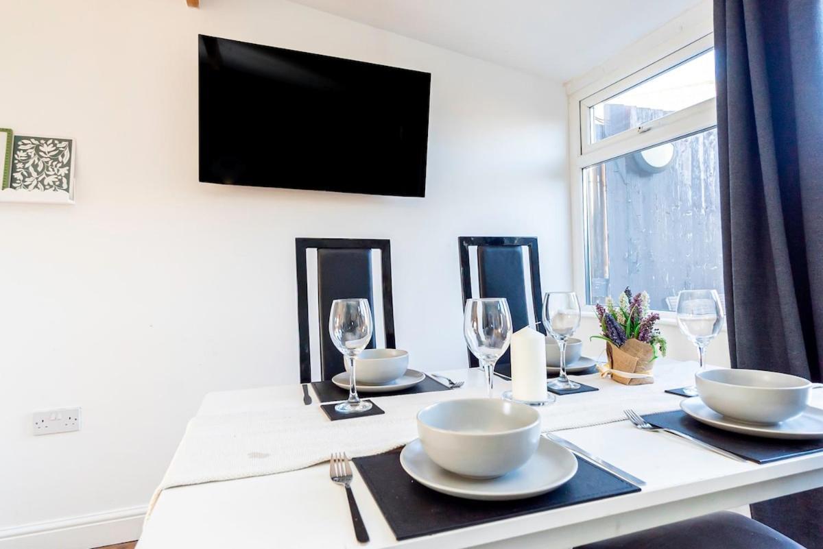 Apartment Near Centre, Private Garden, Parking, Netflix, Long Savings Cardiff