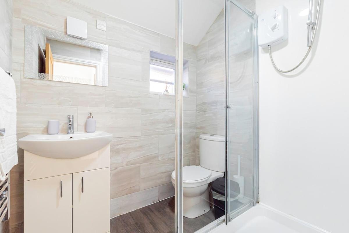 Near Centre, Private Garden, Parking, Netflix, Long Savings Apartment