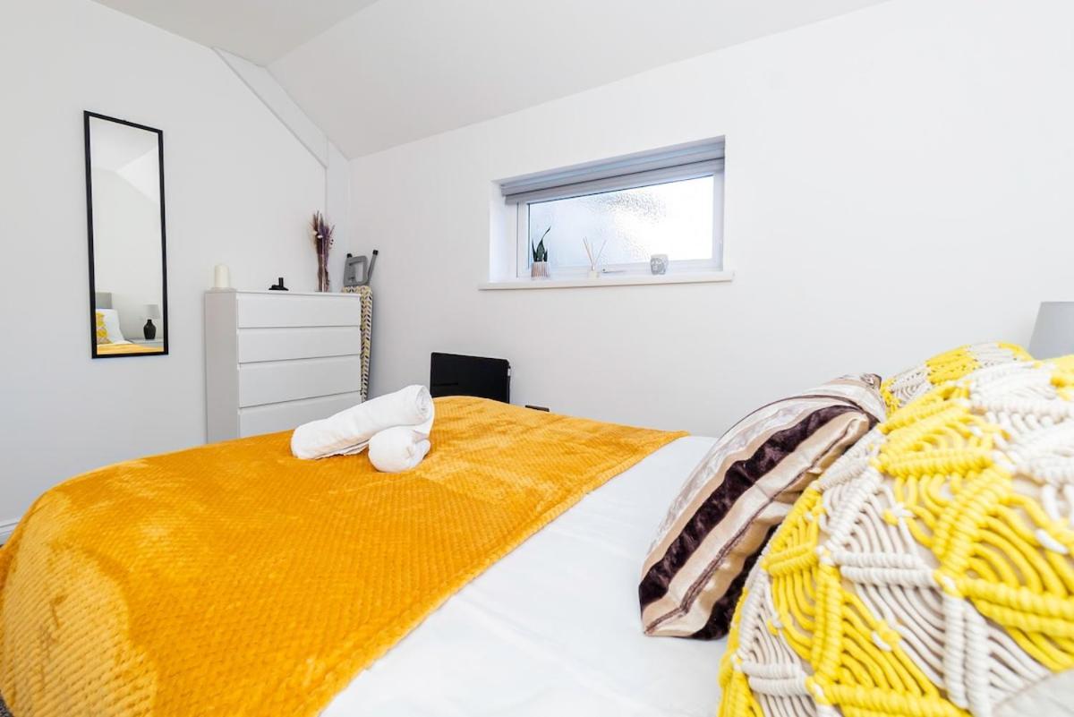 Near Centre, Private Garden, Parking, Netflix, Long Savings