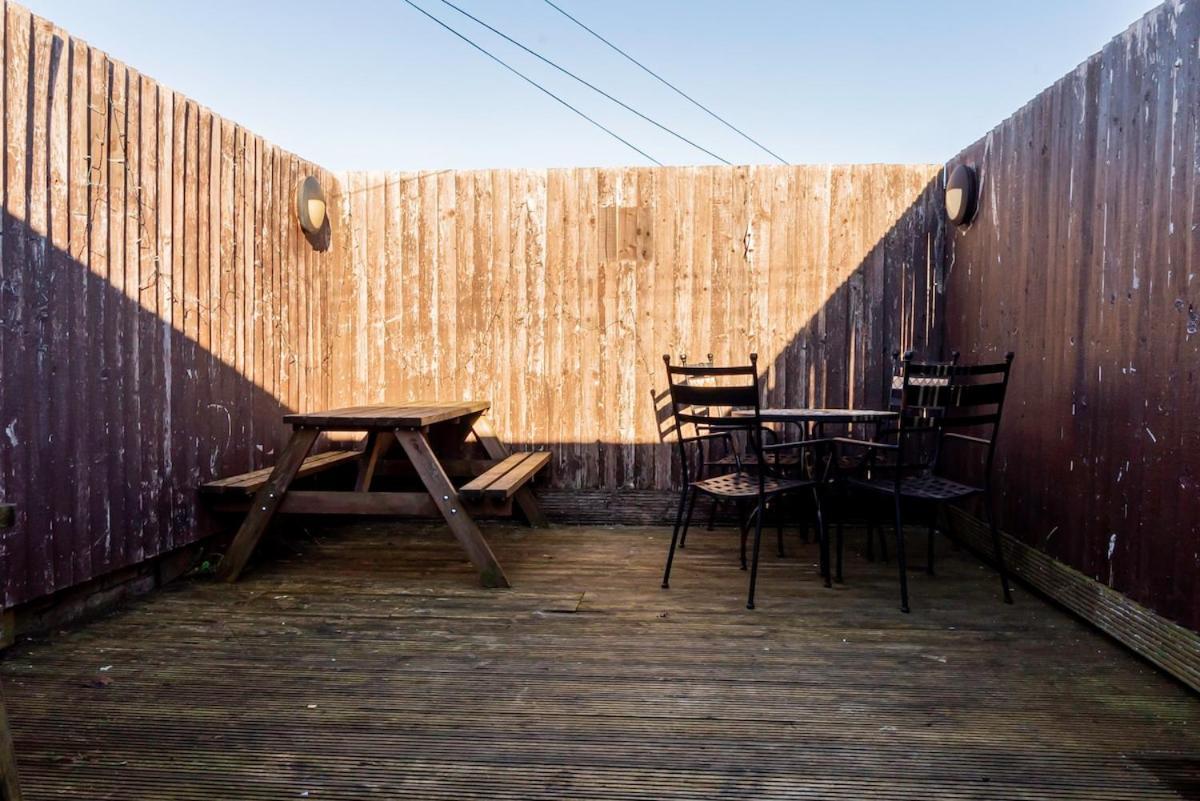 Near Centre, Private Garden, Parking, Netflix, Long Savings Apartment