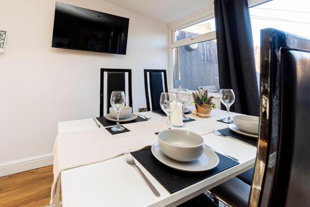 Near Centre, Private Garden, Parking, Netflix, Long Savings