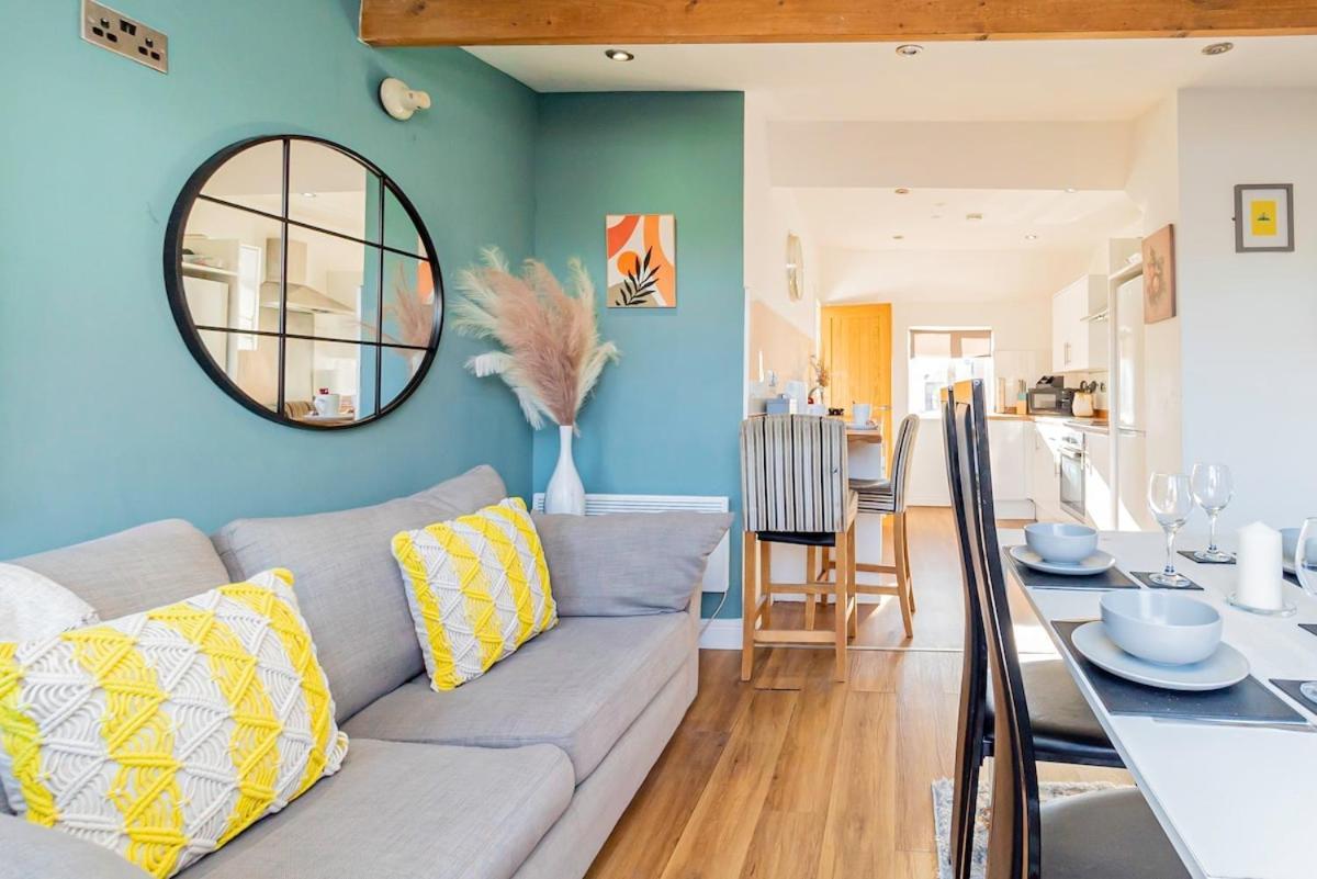 Near Centre, Private Garden, Parking, Netflix, Long Savings Apartment *